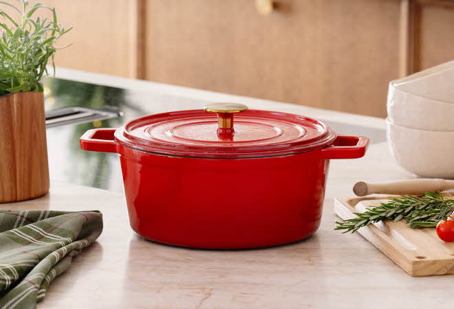 bilde av en stjøpejernsgryte i rød færge