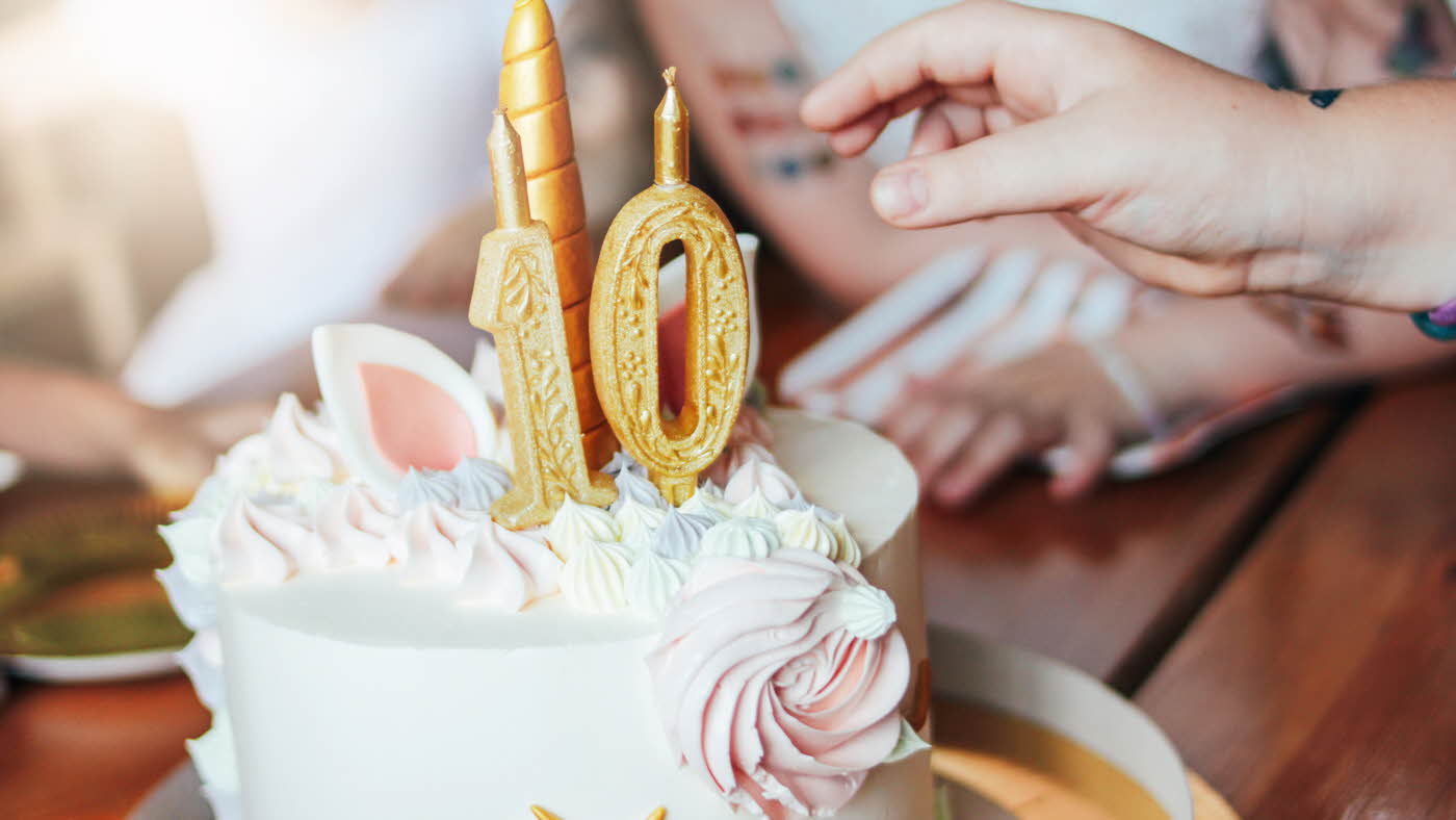 Kake som skal forestille en enhjørning med lys som viser tallet ti