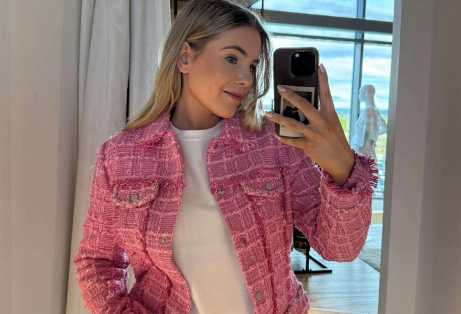 Dame med rosa jeans jakke. og hvit T- shirt