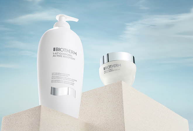Biotherm Lait Corporel og Aquasource krem plassert på lyse podier mot himmelbakgrunn.