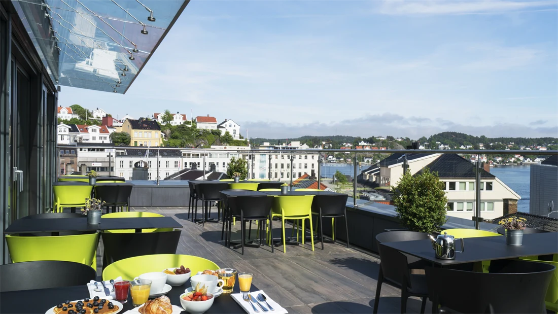 Frokost på takterrasse på Thon Hotel Arendal i Arendal sentrum