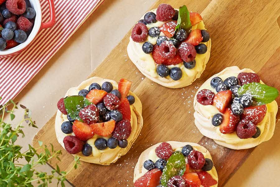 Pavlova-kaker dekorert med bær