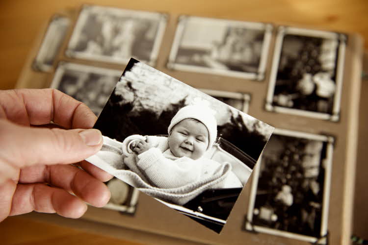fotoalbum med barnebilder i sort og hvitt