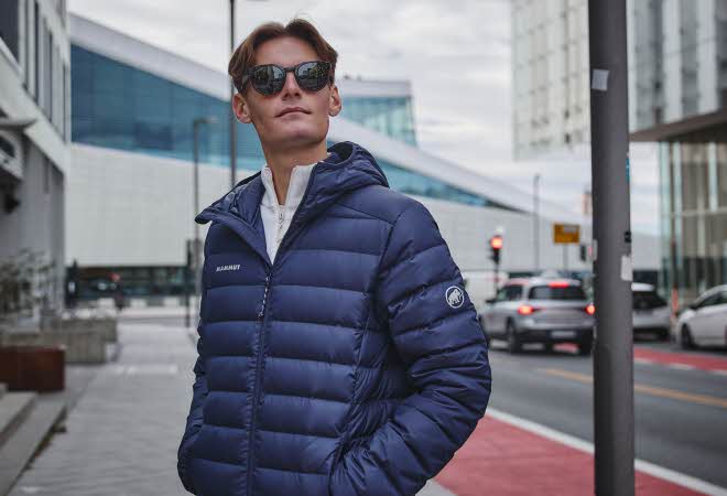 Mann som har på seg jakke fra Anton Sport