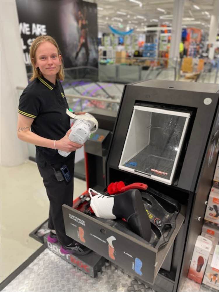 Person viser frem bootfit maskin