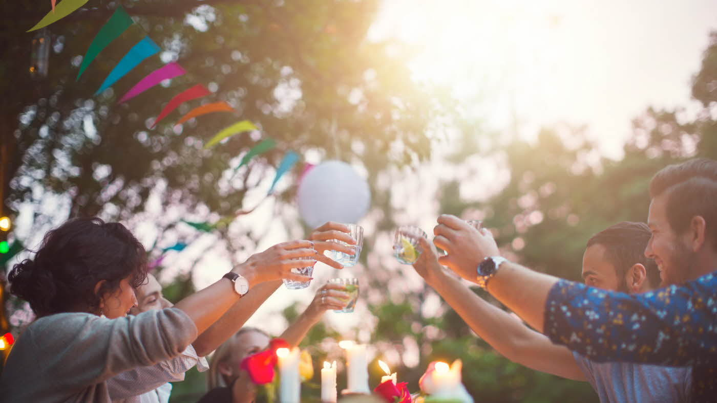 Hender som skåler på sommerfest i hage