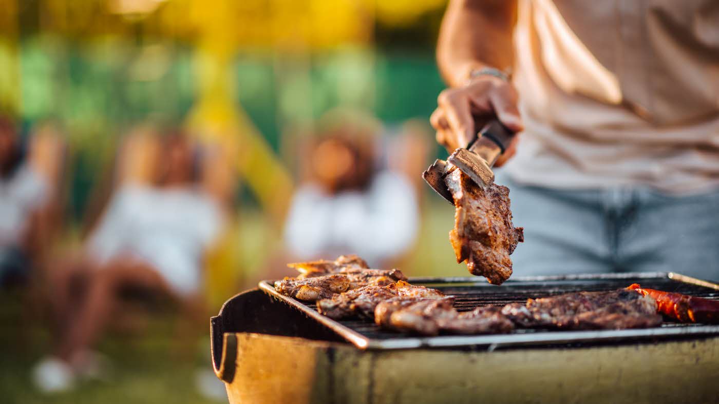 Grille kjøtt på en grill