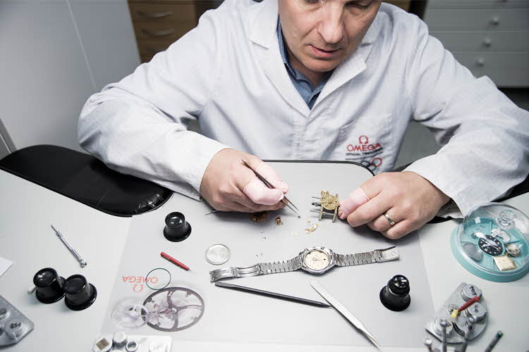 Urmaker reparerer klokke