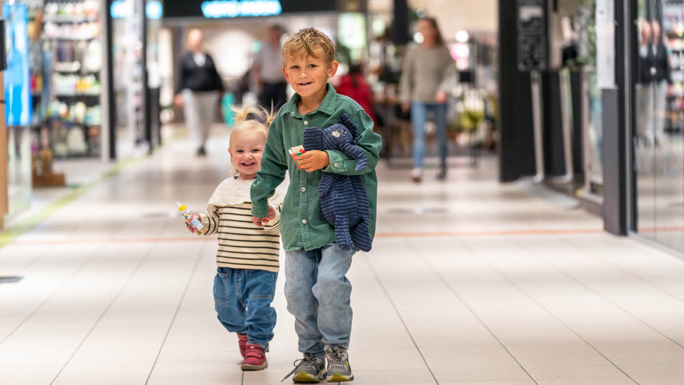Barn som leker på Oasen