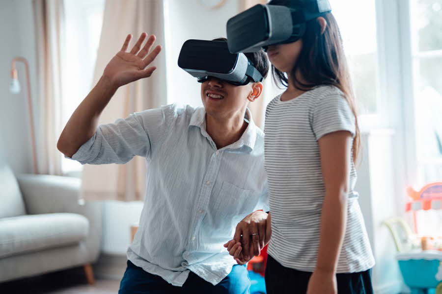 Man og jente med VR-headset