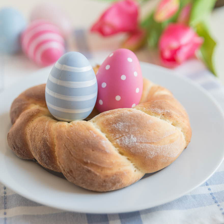 Brød med malte påskeegg i midten
