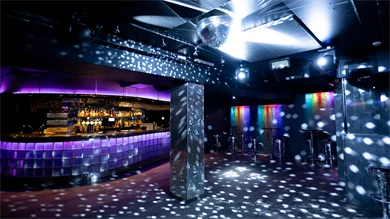 London Pub, bar og dansegulv med discokule