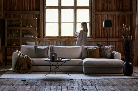 Da ser ut av vinduet, står ved siden av en sofa