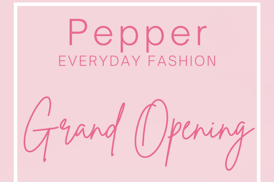 Rosa bakgrunn med teksten "Pepper, Everyday Fashion. Grand Opening"