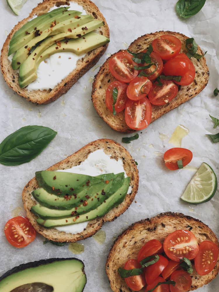 Fire skiver, to med smørost og avokado og to med cherrytomater