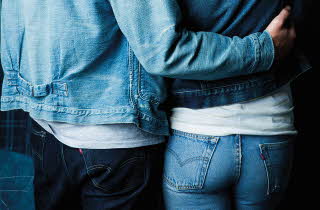 En mann og en dame med denim jakke og denim jeans.
