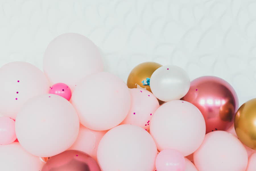 Rosa ballong girlander i forskjellige nyanser pluss gullballonger
