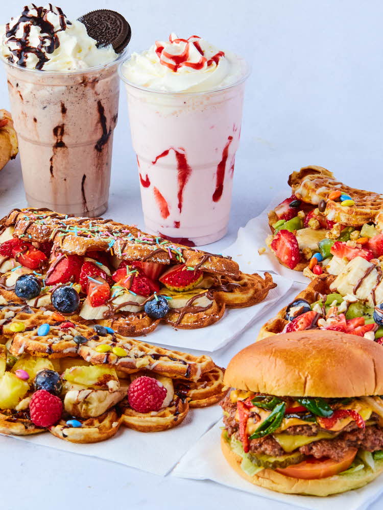 Nærbilde av vaffel med bær og frukt på Milkshakes, vafler og burger  Ulike milkshakes i ulike varianter 