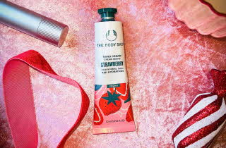 En strawberry håndkrem tube fra The Body Shop.