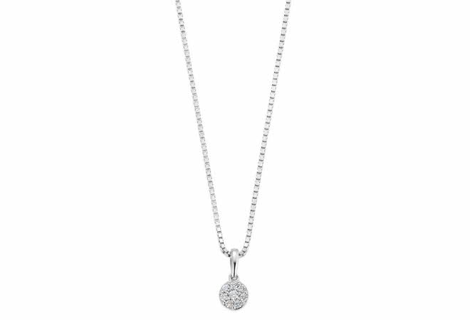 Sølvkjede med rundt anheng besatt med diamanter.