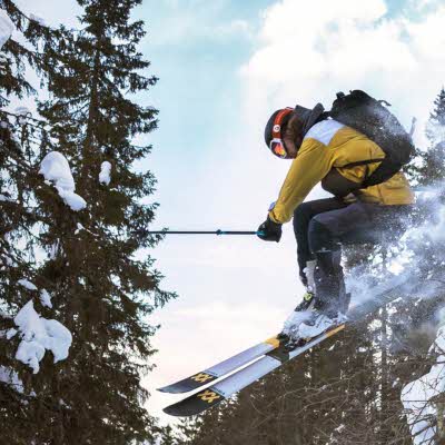 mann som står på ski