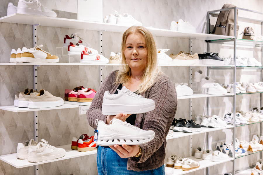 Det er vår, solen skinner og det er sesong for sneakers. Vi har tatt en titt på utvalget og trendene. Her er en guide til vårens sneakers.  