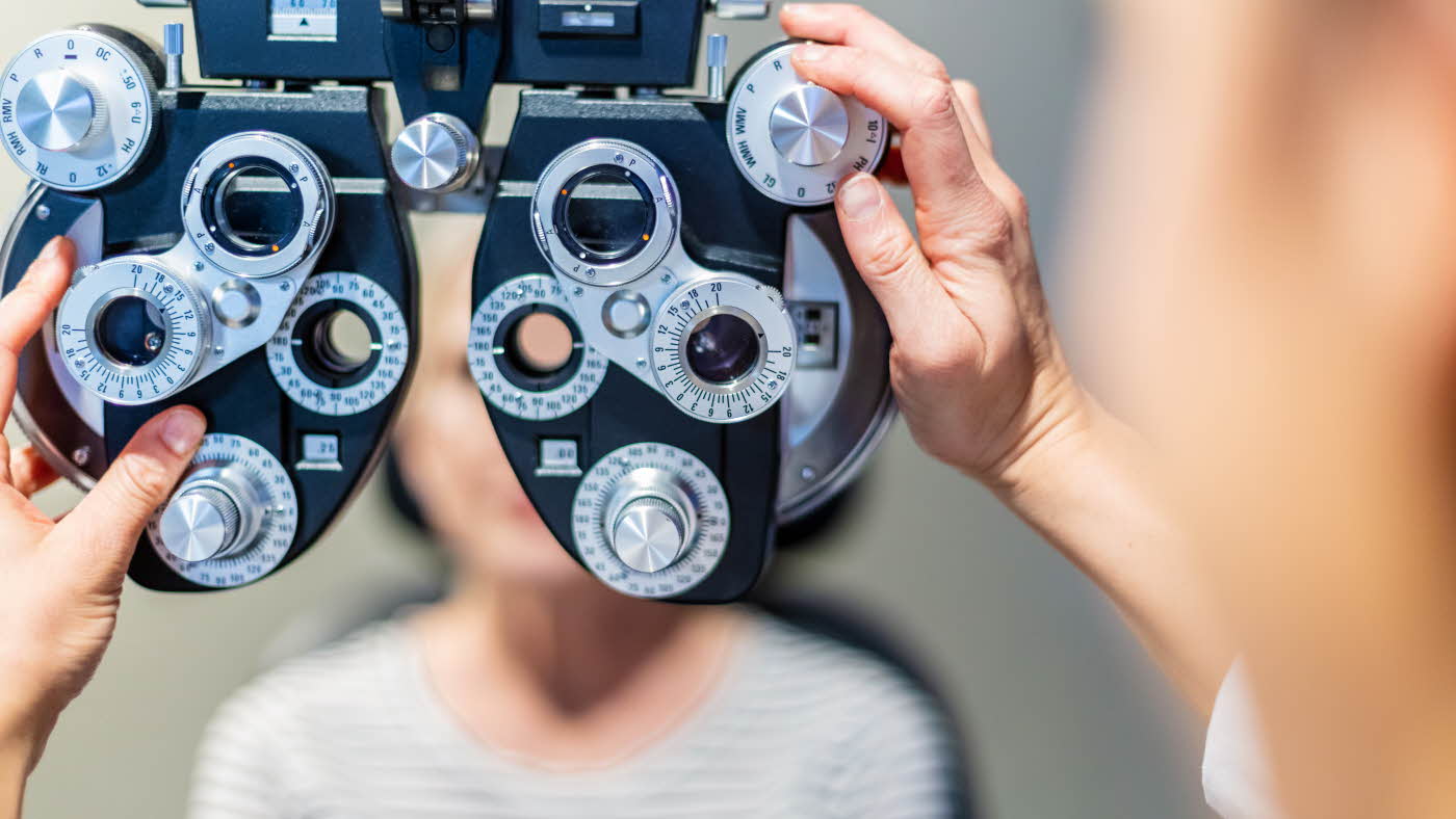 Maskin som måler styrke på øynene hos optiker
