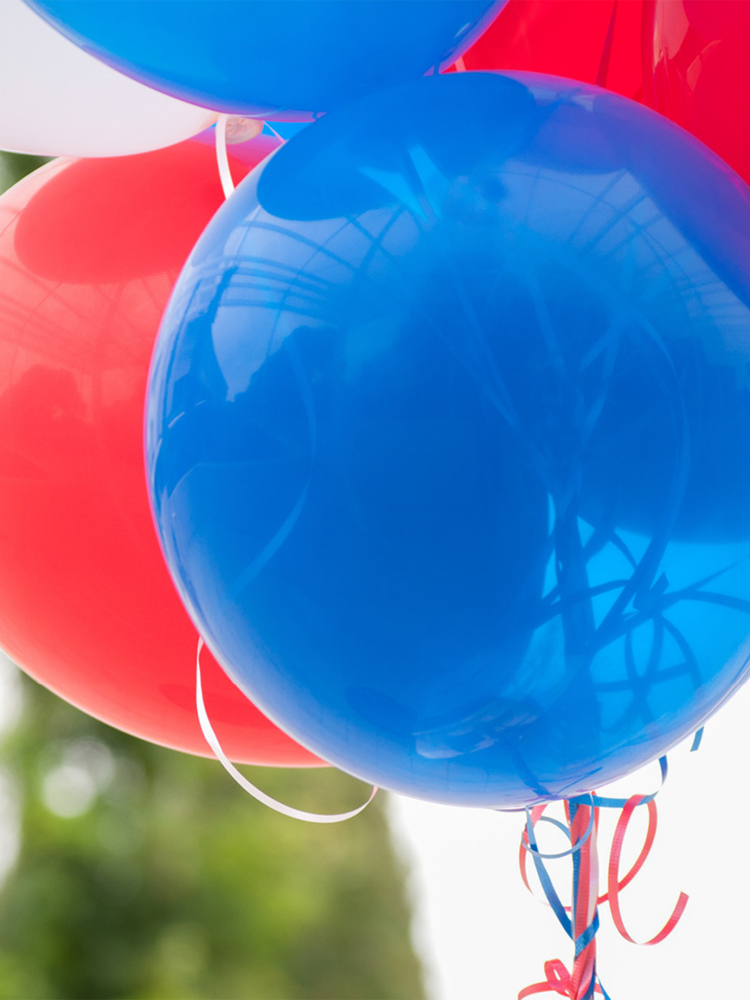 røde, blå og hvite ballonger