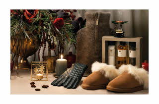 En hals av ull med glidelås, et par skinnhansker, tøfler, og et sett med oljer og salt.