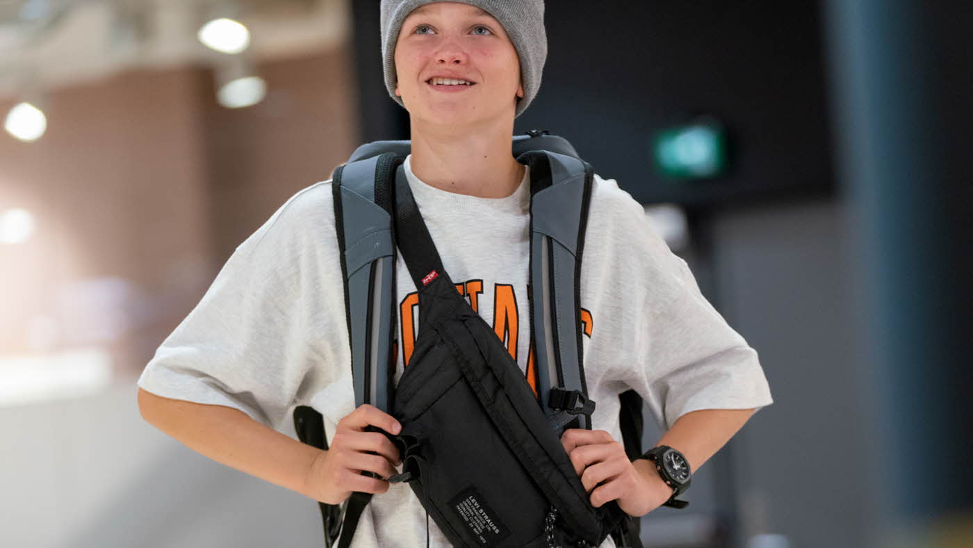Gutt med sekk