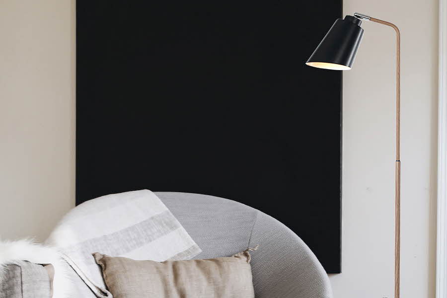 stue med stående sort lampe