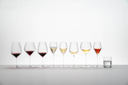 Vinglass og vannglass som står på rekke