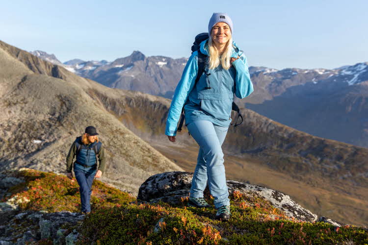 Dame og mann på fjelltur