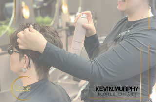 frisør som holder en Flex spray fra Kevin Murphy