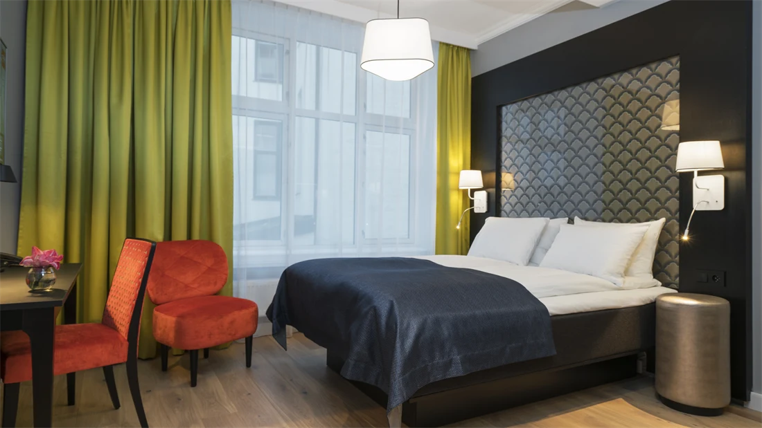 Dobbeltseng og skrivepult på standard double room på Thon Hotel Spectrum i Oslo sentrum