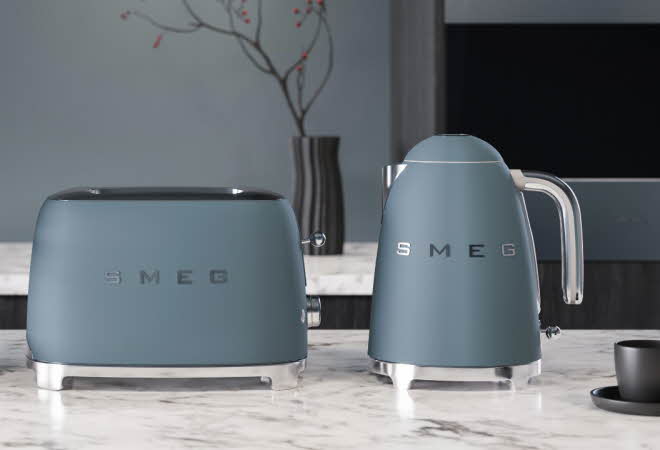 En brødrister og en vannkoker fra SMEG står på en kjøkkenbenk
