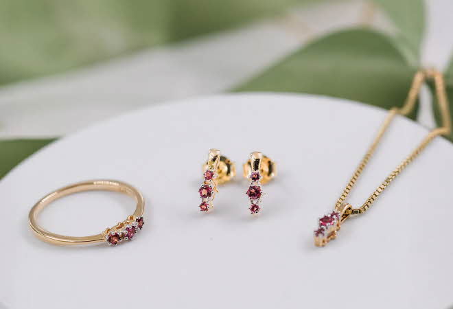 Smykke, øredobber og ring fra Nora smykkeserie med rosa turmalin