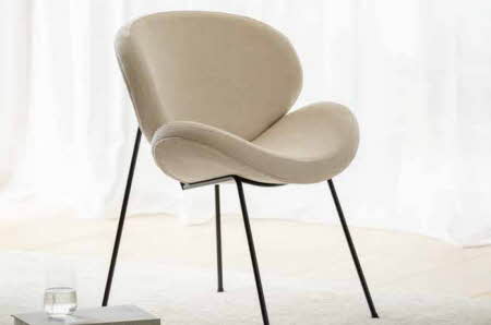 beige stol med sorte ben