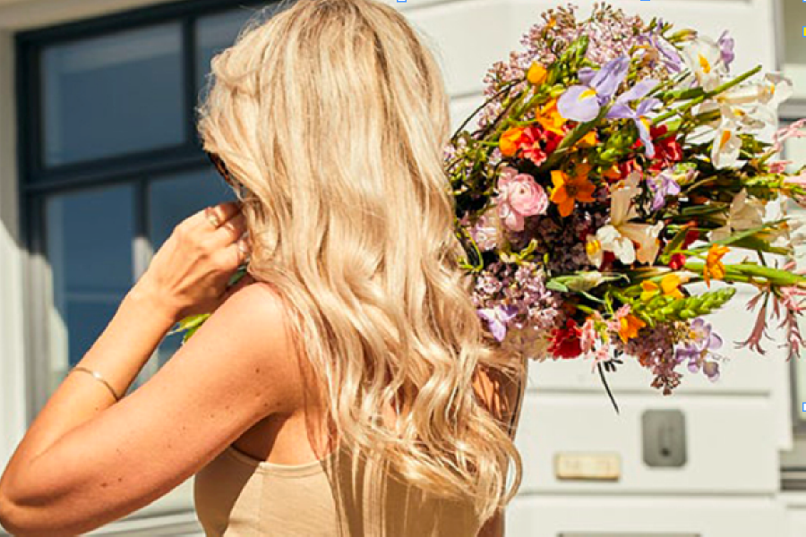Dame_med_stor_blomsterbukett