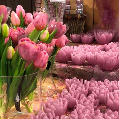 bilde av rosa tulipaner og rosa blomsterlys