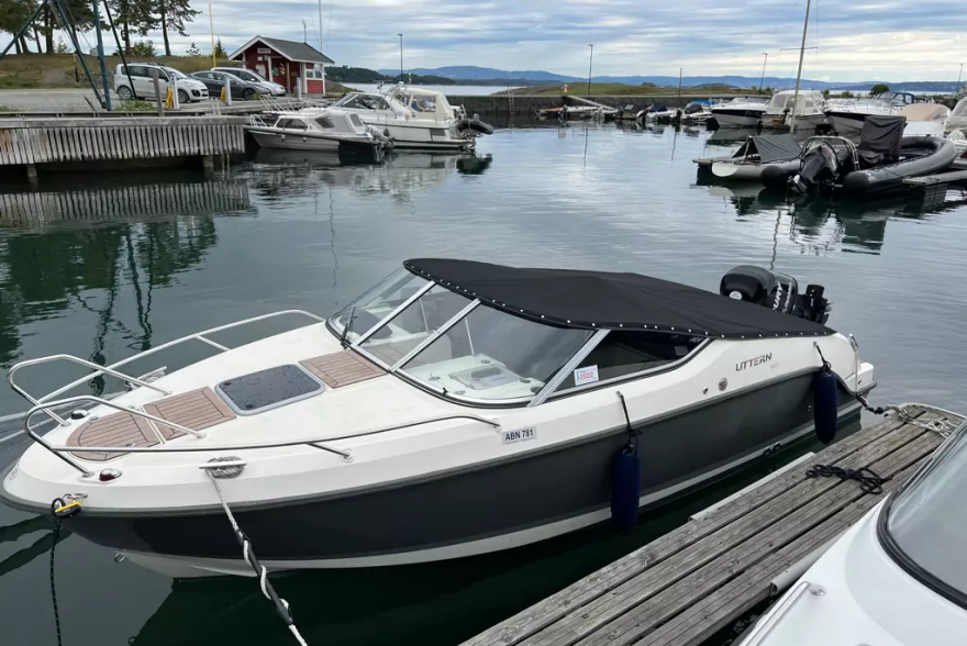båt som ligger på vannet