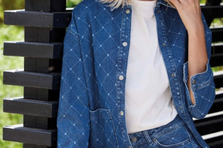Jeans skjortejakke og bukse med hvit t-shirt 