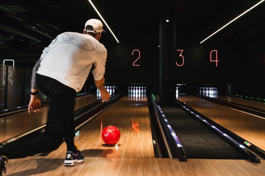 Mann som spiller bowling hos Liv og Røre