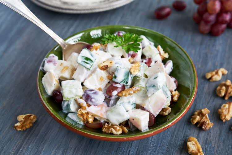 Skål med waldorfsalat sett ovenfra