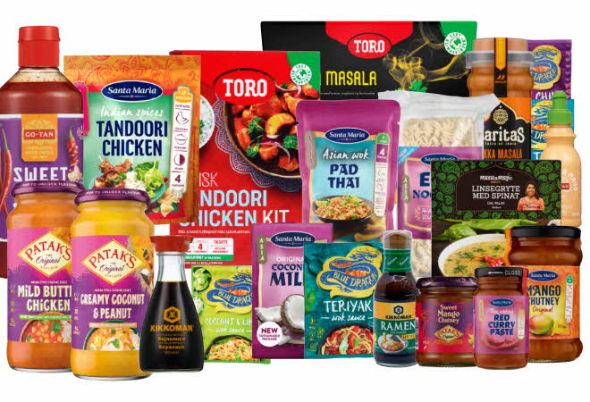 Et utvalg asiatiske produkter som sauser, krydder og middagskits fra ulike merker.