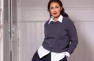 bilde av en dame i grå genser