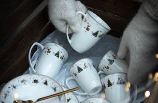 To hender med votter som tar ut kopper fra en boks.