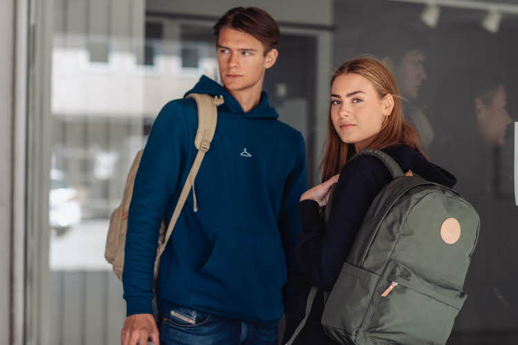 to studenter står foran en bygning
