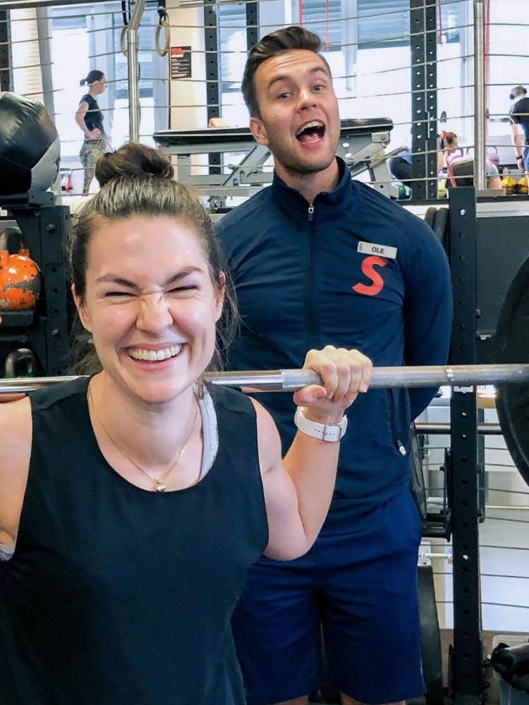 Dame trener vekter med PT