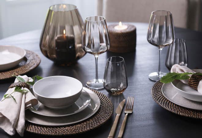 bilde av vin glass på ett spisebord